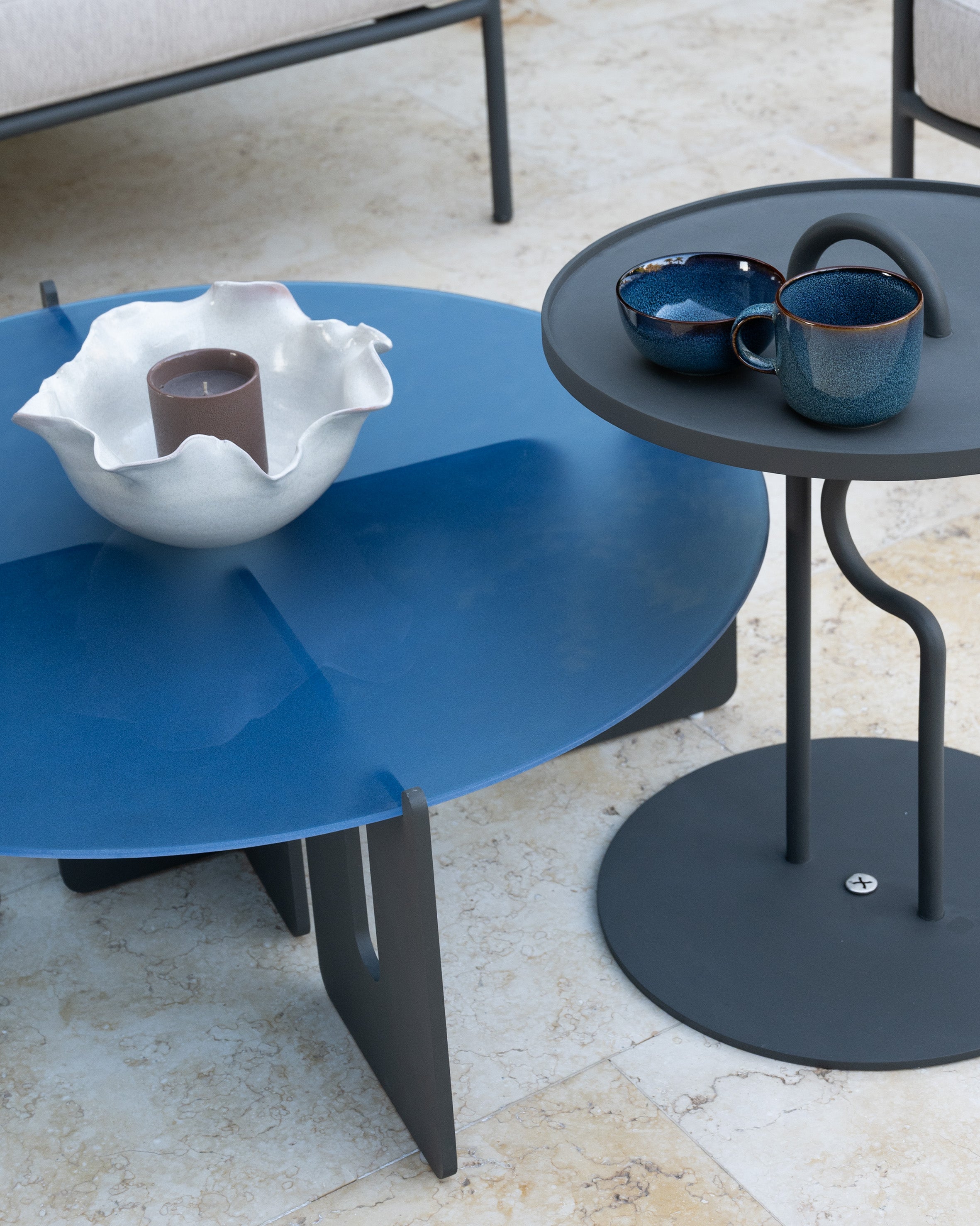 The Porta Side Table#Aluminum_Dark Gray#Glass_Blue